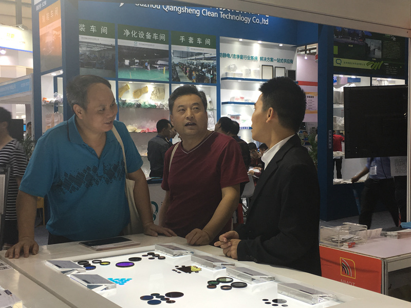 給客戶講解產品