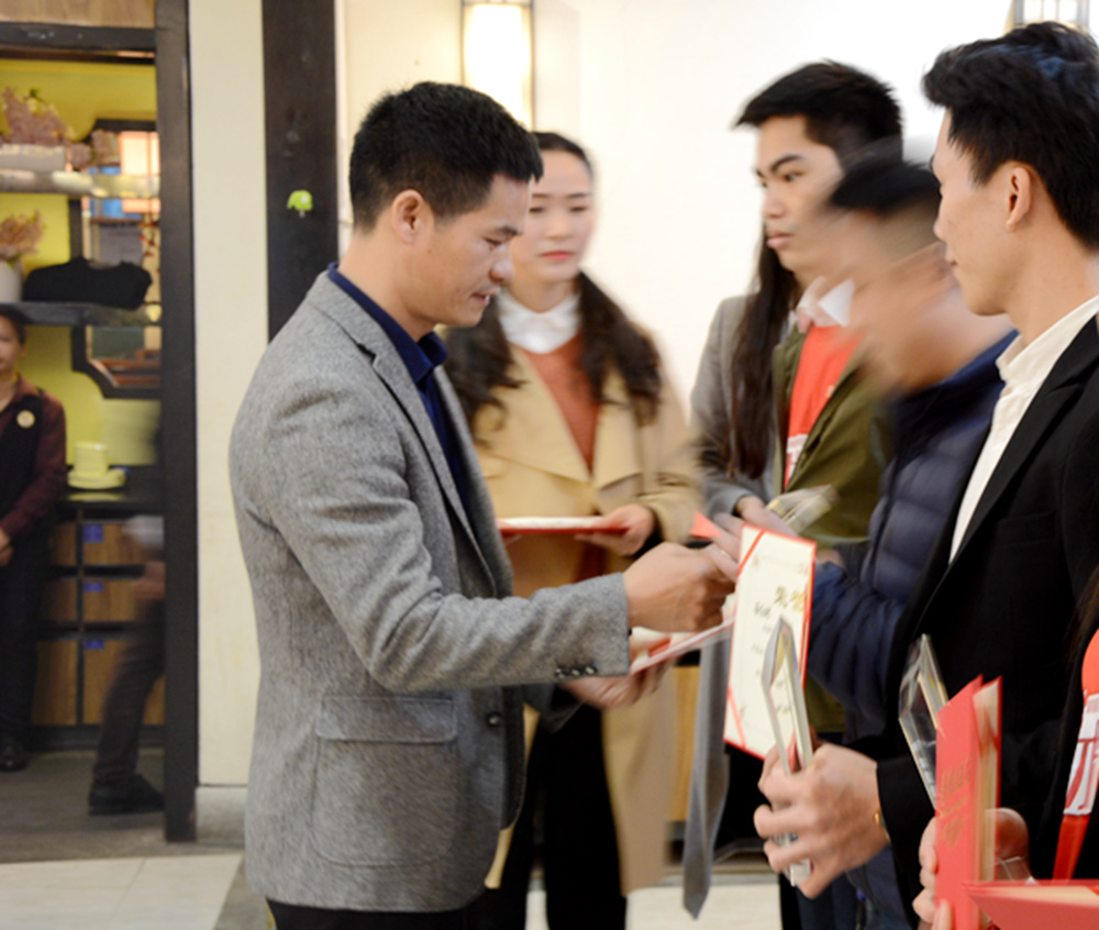 領(lǐng)導(dǎo)頒獎(jiǎng)