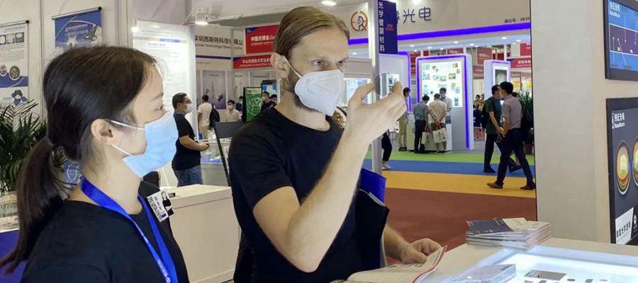 客戶看濾光片產品