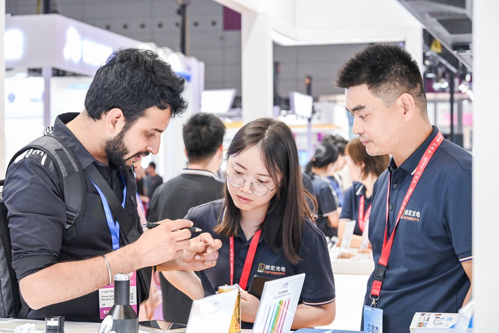 給國外客戶講解濾光片產品